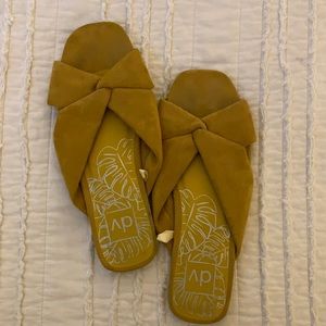 DV by Dolce Vita sz 8 mustard slide sandals